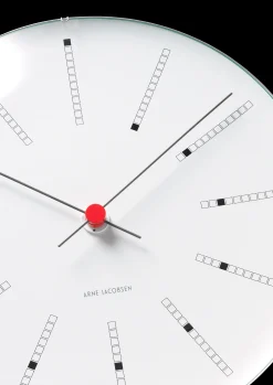 Arne Jacobsen Bankers Vægur Ø29 cm hvid/sort/rød | Køb her