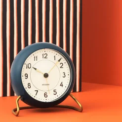 Best Arne Jacobsen Station Bordur Ø11 cm petroleum/hvid | Køb her