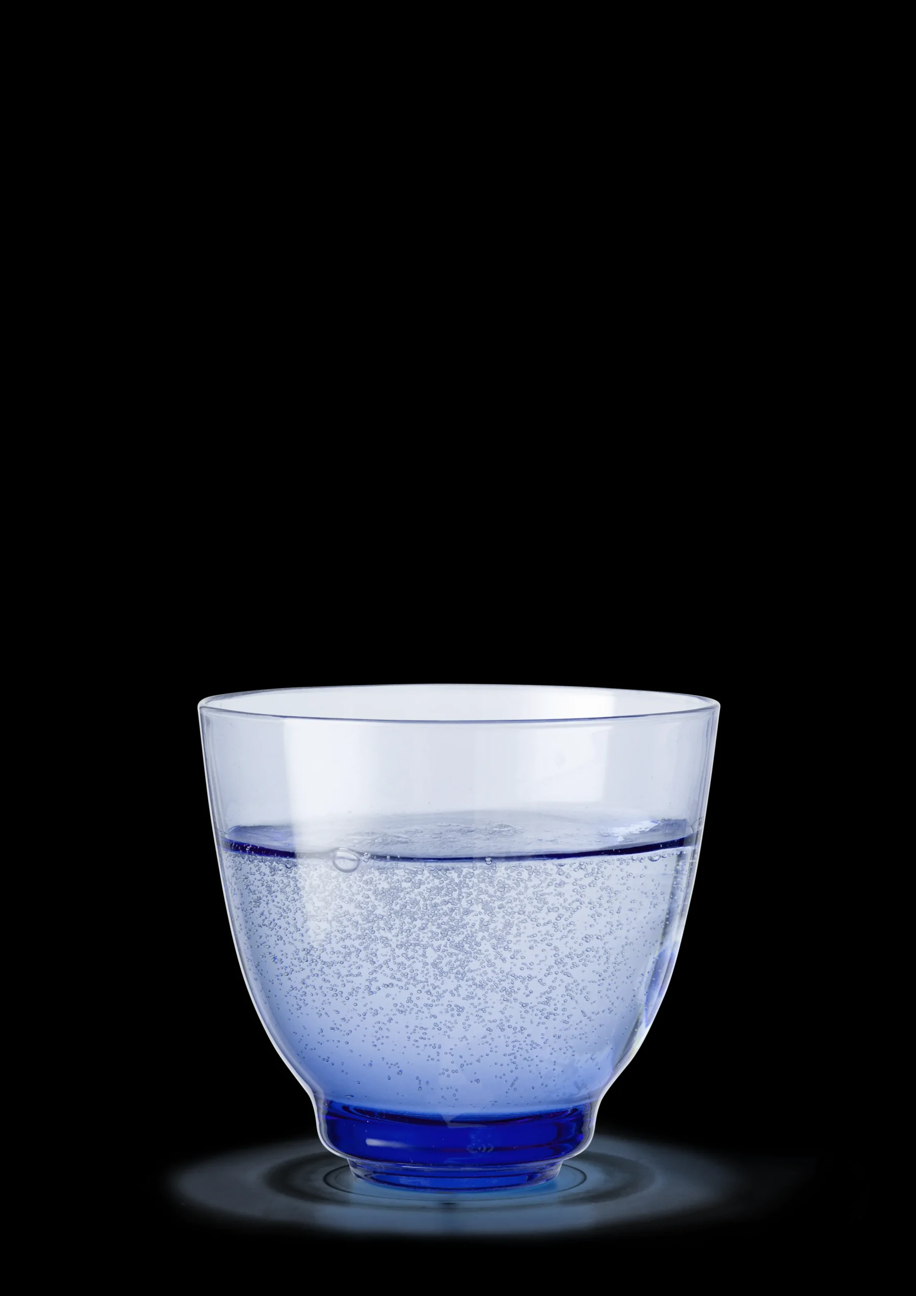Best Holmegaard Flow Vandglas 35 cl mørk blå | Køb hos os