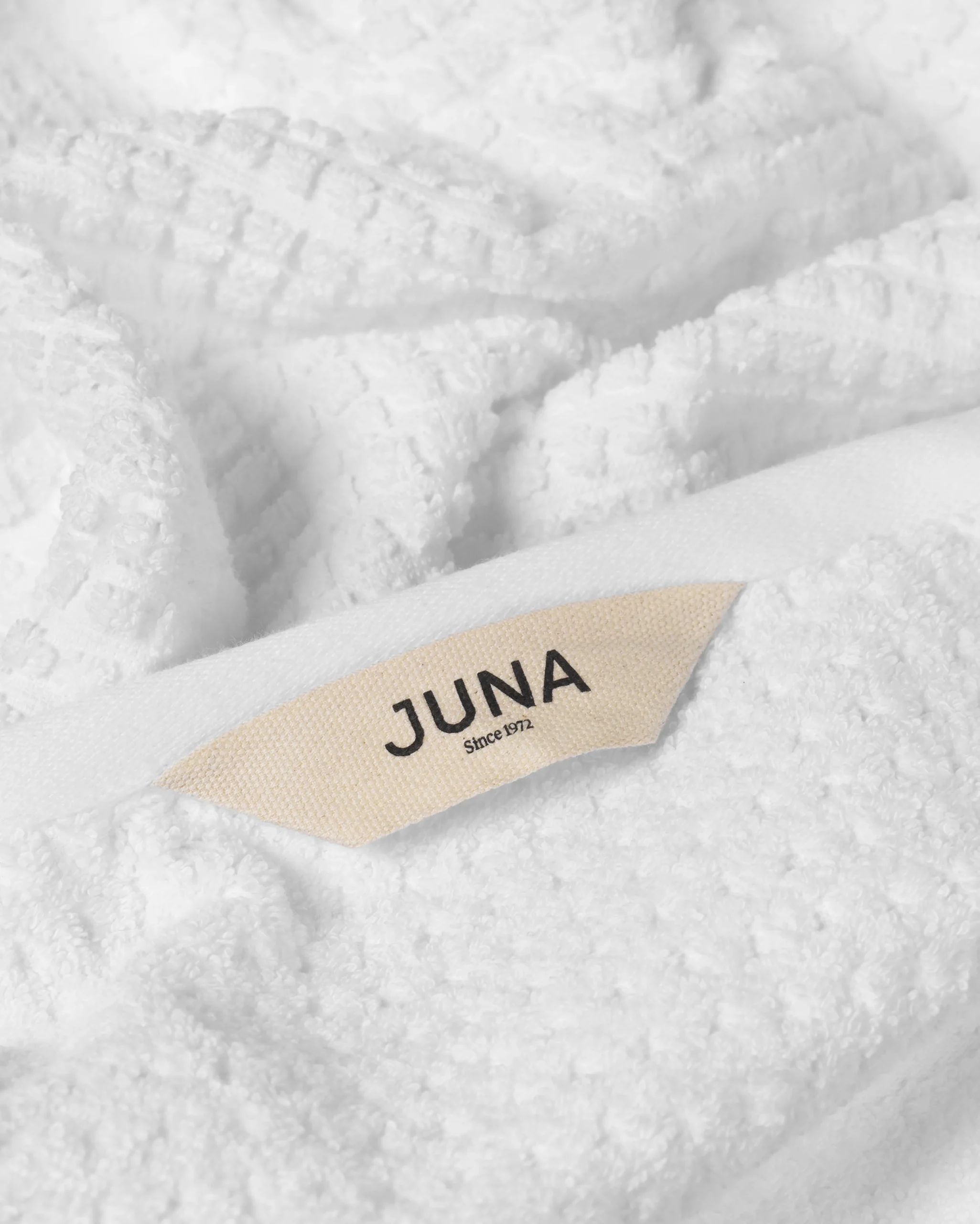 Outlet JUNA Håndklæde 70x140 cm i hvid fra serien Check | Køb her