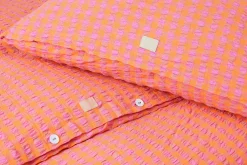 Best JUNA Sengetøj 200x220 cm i rosa fra serien Bæk&Bølge